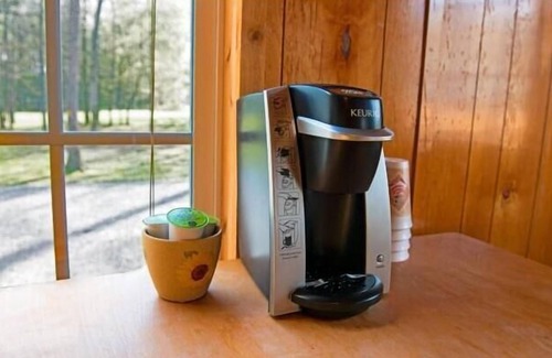 Manchester Cabin | Deluxe Cabin - Jetted Tub - Deluxe Cabin (w/Bathroom) - Jetted Tub Cabin Mini lodge! Near fishing pond nature trail. Bathroom has a Jetted-tub with a shower. Very relaxing. In the back of the park. Watch the ducks swim in the catfish pond. Time to r
