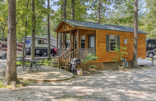 Manchester Cabin | Deluxe Cabin - Jetted Tub - Deluxe Cabin (w/Bathroom) - Jetted Tub Cabin Mini lodge! Near fishing pond nature trail. Bathroom has a Jetted-tub with a shower. Very relaxing. In the back of the park. Watch the ducks swim in the catfish pond. Time to r