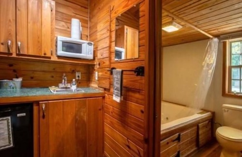 Manchester Cabin | Deluxe Cabin - Jetted Tub - Deluxe Cabin (w/Bathroom) - Jetted Tub Cabin Mini lodge! Near fishing pond nature trail. Bathroom has a Jetted-tub with a shower. Very relaxing. In the back of the park. Watch the ducks swim in the catfish pond. Time to r