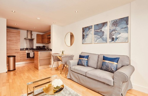 Leeds Apartment | Deluxe City Apt, River Canal View& Free Parking!