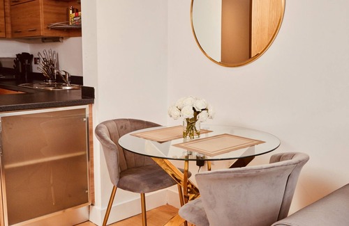 Leeds Apartment | Deluxe City Apt, River Canal View& Free Parking!