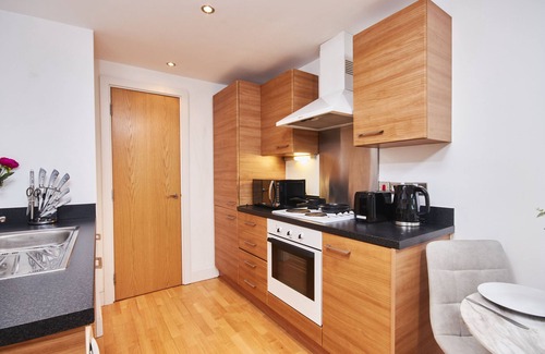 Leeds Apartment | Deluxe City Centre Apt Balcony View & Free Parking