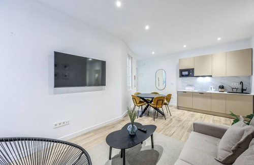Las Acacias Apartment | Deluxe double bed Glorieta Embajadores (Gl 5I)
