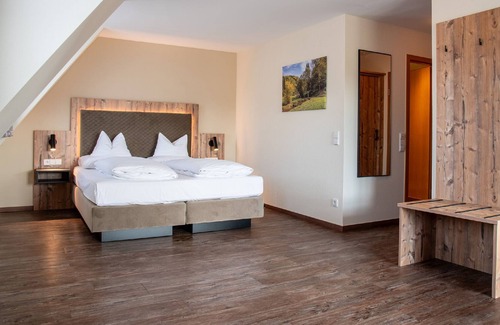 Feldstetten Apartment | Deluxe double room with shower and WC