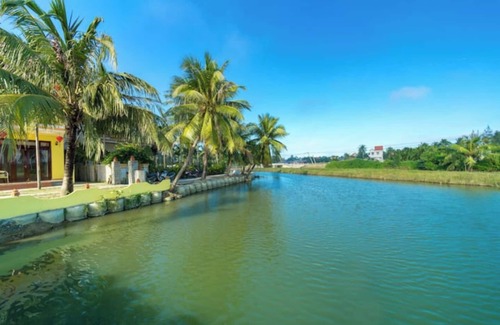 Cam Thanh Apartment | Deluxe Double Room with Balcony, Lake, Pool view