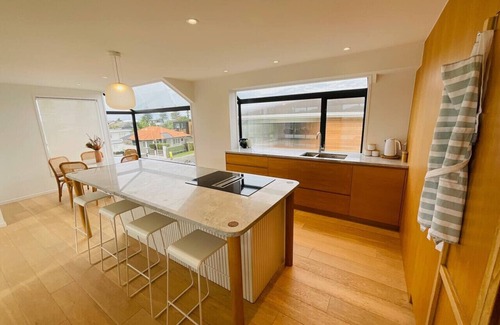 Mount Maunganui House | Deluxe Downtown: sleeps 8+/250m-Beach/600m-Town