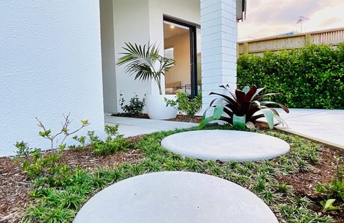 Mount Maunganui House | Deluxe Downtown: sleeps 8+/250m-Beach/600m-Town