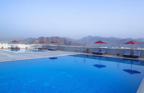 Al-Fujairah House | Deluxe Hideaway in Fujairah Bay with Rooftop Pools