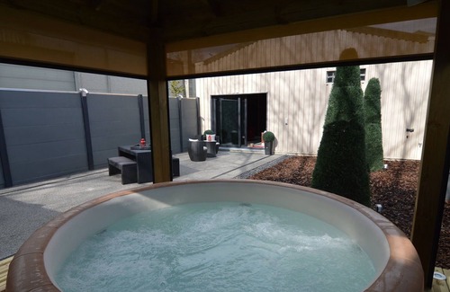 Herbesthal House | Deluxe Holiday Home in Welkenraedt with Jacuzzi & Steam Shower