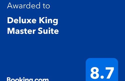 North Cleveland Park House | Deluxe King Master Suite