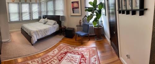 North Cleveland Park House | Deluxe King Master Suite