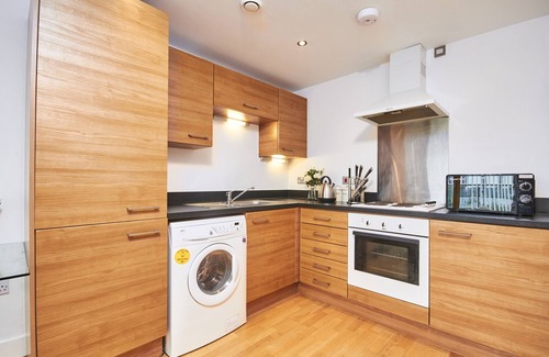 Leeds Apartment | Deluxe Leeds City Apt Balcony View&Free Parking!