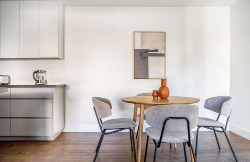 Sharon Heights Apartment | Deluxe Menlo Park 2BR w/Gym, Pool & W/D, nr VC firms, by Blueground