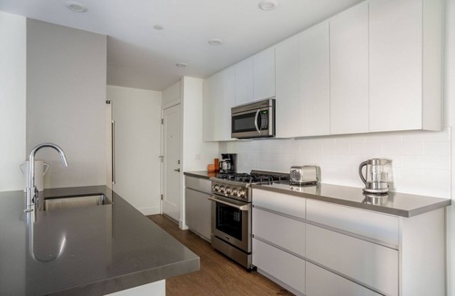 Sharon Heights Apartment | Deluxe Menlo Park 2BR w/Gym, Pool & W/D, nr VC firms, by Blueground