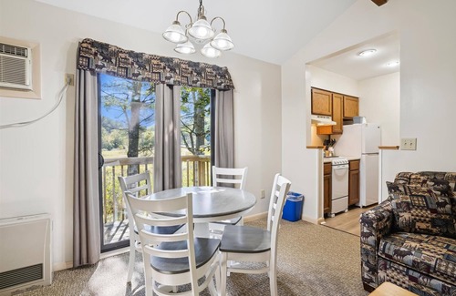 West Bridgewater Hotel | Deluxe One bedroom Queen Suite with outdoor heated pool 203