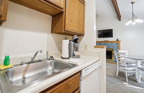 West Bridgewater Hotel | Deluxe One bedroom Queen Suite with outdoor heated pool 203