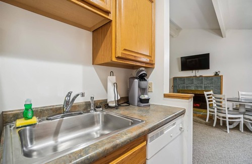 West Bridgewater Hotel | Deluxe One bedroom Queen Suite on the 2nd floor with outdoor heated pool 208