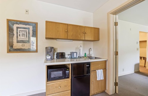 West Bridgewater Hotel | Deluxe one bedroom suite located on 2nd floor with outdoor heated pool 21921