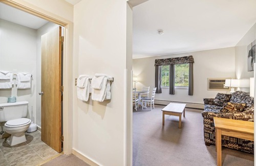 West Bridgewater Hotel | Deluxe one bedroom suite located on 2nd floor with outdoor heated pool 21921