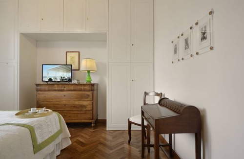 Terranuova Bracciolini Bed & Breakfast | Deluxe Room Nero su Bianco with A/C and Private Bathroom in Villa le Facezie B&B