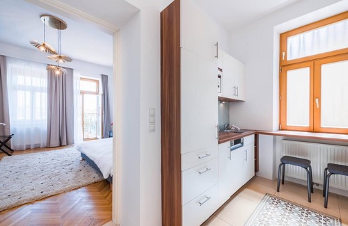 Krems an der Donau Apartment | Deluxe Studio with Balcony, Kingsize Bed and Free Parking in Krems Downtown