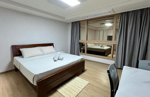 Clark Freeport Apartment | Deluxe Studio in Clark facing Lake with Kitchenette