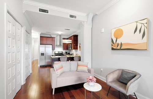 Olde Kensington Apartment | Deluxe Studio: Pool & Concierge