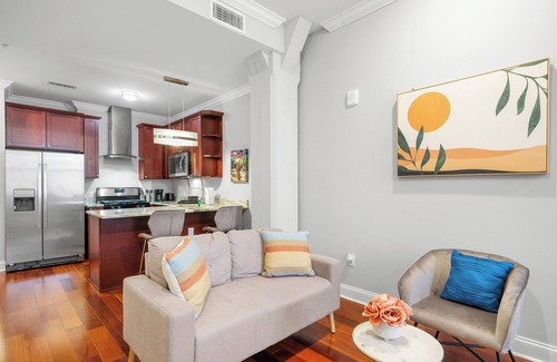 Olde Kensington Apartment | Deluxe Studio: Pool & Concierge
