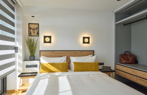 Sykies Apartment | Deluxe Suite with Sea View