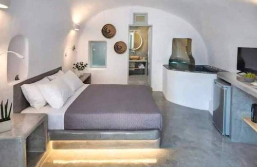 Finikia Apartment | Deluxe Suite with indoor/outdoor Jacuzzi, Ideal for couples,10-min walk from Oia
