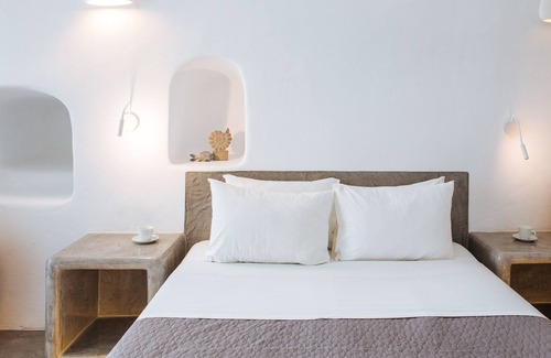 Finikia Apartment | Deluxe Suite with indoor/outdoor Jacuzzi, Ideal for couples,10-min walk from Oia