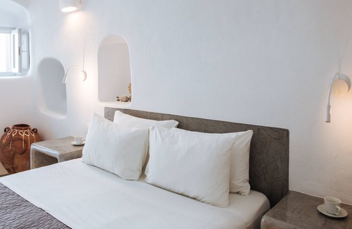 Finikia Apartment | Deluxe Suite with indoor/outdoor Jacuzzi, Ideal for couples,10-min walk from Oia