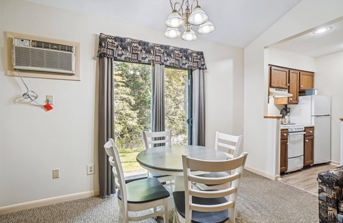 West Bridgewater Hotel | Deluxe Two Bedroom Suite on the 1st floor with outdoor heated pool 10506