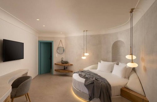 Akrotiri Hotel | Deluxe Two Bedroom Suite with Private Heated Pool
