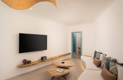 Akrotiri Hotel | Deluxe Two Bedroom Suite with Private Heated Pool