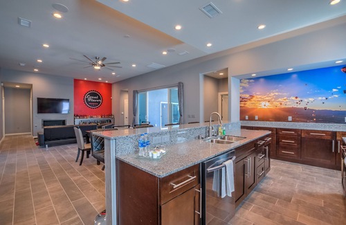 Uptown House | Deluxe Uptown Residence w/Hot Tub and 3 King Beds