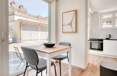 Alt-Wiedikon Apartment | Deluxe Wiedikon 2.5 Room w/Storage & W/D, 1 min to Market, by Blueground