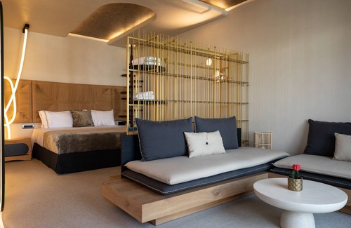 Glastros Hotel | Deluxe Zirkon Suite with Private Pool
