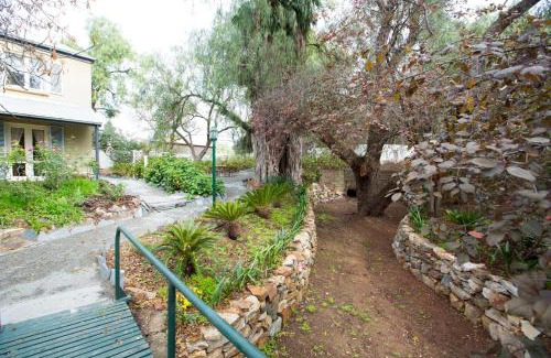 Upper Wakefield Bed & Breakfast | Dennis Cottage Clare Valley
