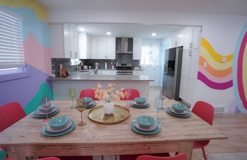 Dupont House | Denver Insta-Perfect Girls Trip! 5BR Colorful Haven 10-min to DT Denver