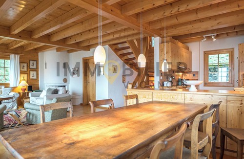 Saint-Luc Ski Chalet | Depuis la place de parc extérieure, vous longerez un petit chemin qui vous mènera vers un magnifique