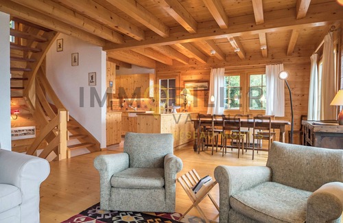 Saint-Luc Ski Chalet | Depuis la place de parc extérieure, vous longerez un petit chemin qui vous mènera vers un magnifique