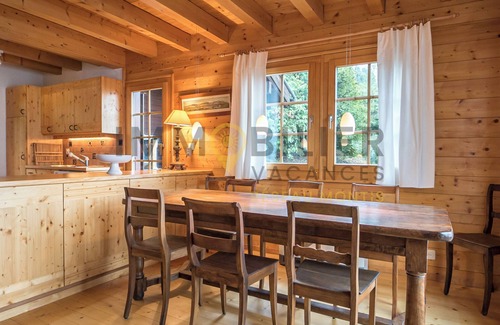 Saint-Luc Ski Chalet | Depuis la place de parc extérieure, vous longerez un petit chemin qui vous mènera vers un magnifique