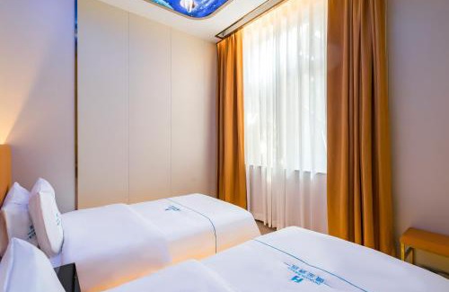 Middle Chaoyang Hotel | Dequan Luxury HotelGuomao BranchThe subway is right outside the door Coffee, fruits, snacks, a gym and a laundry room are provided for free in the lobby