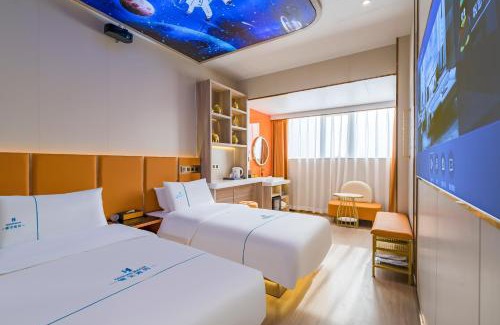 Middle Chaoyang Hotel | Dequan Luxury HotelGuomao BranchThe subway is right outside the door Coffee, fruits, snacks, a gym and a laundry room are provided for free in the lobby