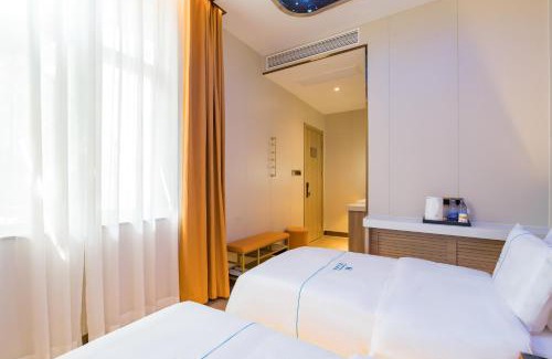 Middle Chaoyang Hotel | Dequan Luxury HotelGuomao BranchThe subway is right outside the door Coffee, fruits, snacks, a gym and a laundry room are provided for free in the lobby