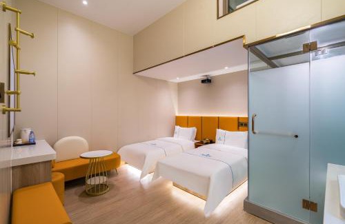 Middle Chaoyang Hotel | Dequan Luxury HotelGuomao BranchThe subway is right outside the door Coffee, fruits, snacks, a gym and a laundry room are provided for free in the lobby