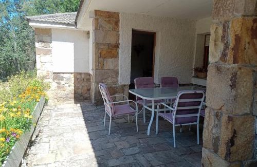 Vilviestre de los Nabos House | Derroñadas . Casa con enorme jardín y tenis.
