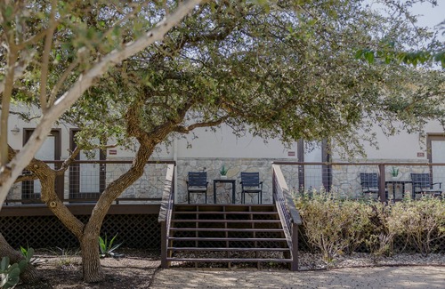 Dripping Springs House | Descansar Room - the La Aldea Building, Asante Lodging and Events