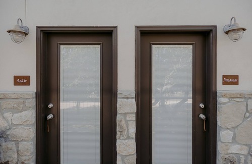 Dripping Springs House | Descansar Room - the La Aldea Building, Asante Lodging and Events